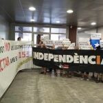 Unos 15 miembros de CDR piden no investir a Illa (PSC) a las puertas de la sede de ERC