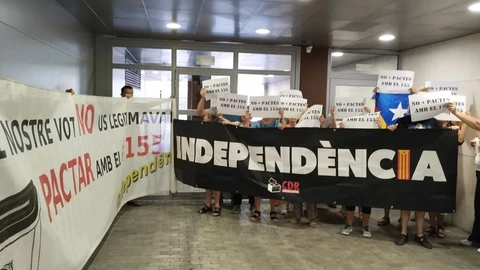 Unos 15 miembros de CDR piden no investir a Illa (PSC) a las puertas de la sede de ERC