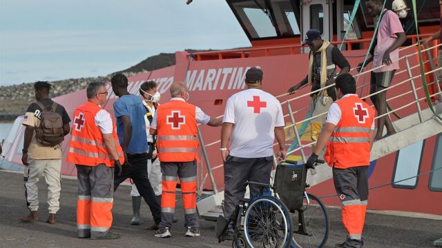 Defensa replica a Clavijo que no tiene instalaciones en desuso que ceder en Canarias para acoger a migrantes