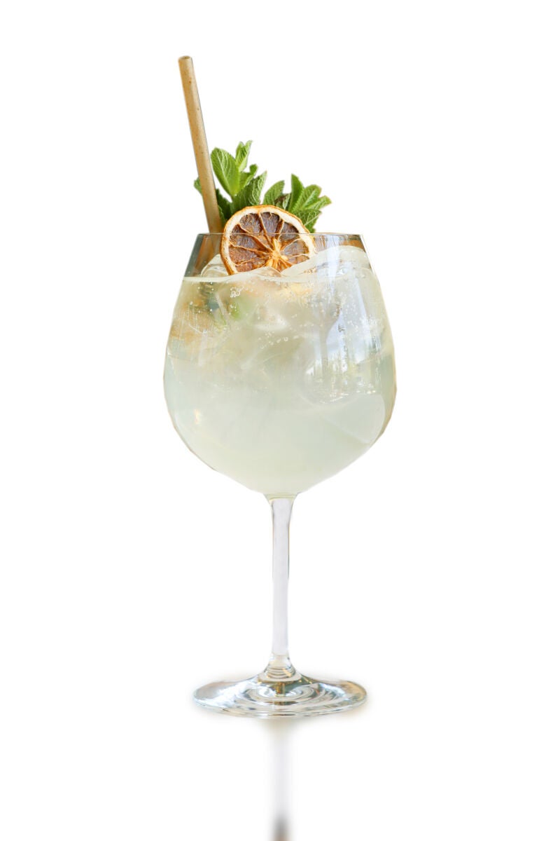Hugo Spritz: elaborado con licor St-Germain flor de saúco, soda y Martini Prosecco, este cóctel es una delicia floral y burbujeante