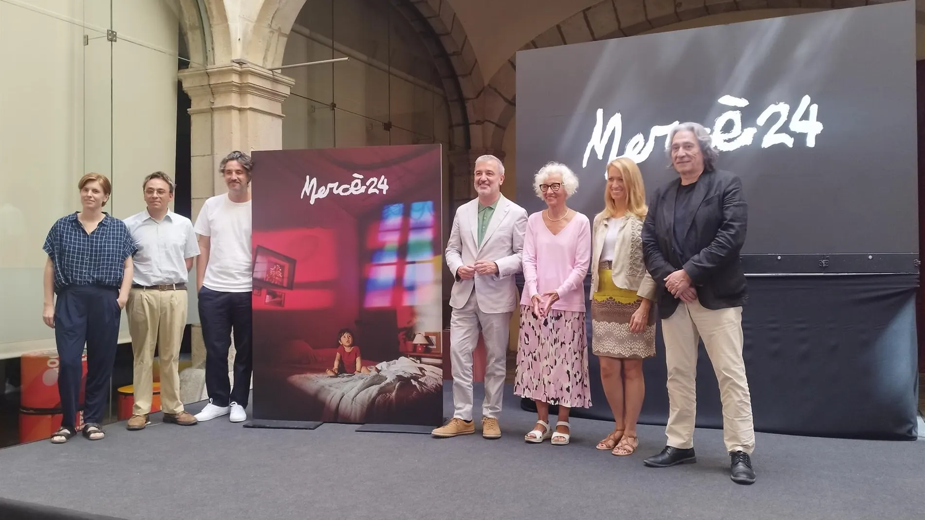 El alcalde de Barcelona, Jaume Collboni, la ilustradora Carme Solé Vendrell y otros representantes del gobierno municipal este viernes
