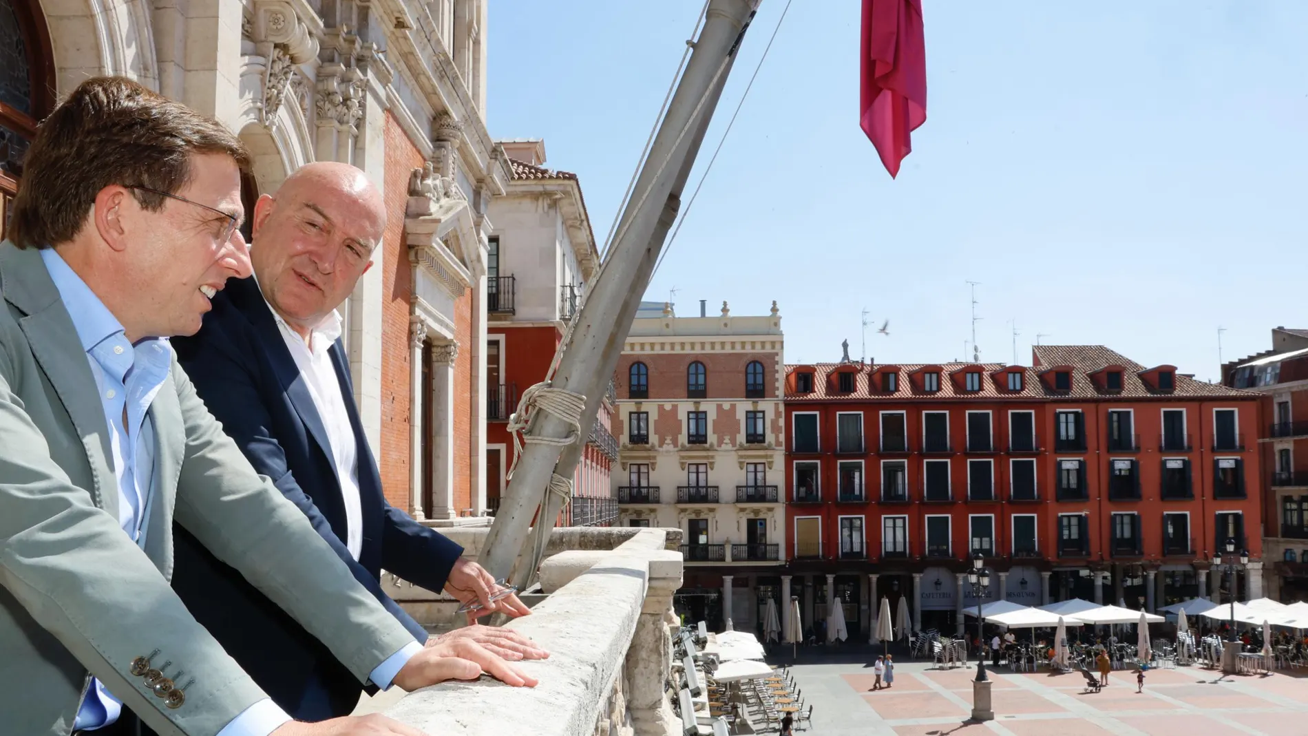 Jesús Julio Carnero y José Luis Martínez-Almeida en el balcón de la Plaza Mayor de Valladolid