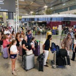 Los aeropuertos andaluces registran "pequeñas demoras" al operar de manera manual tras el fallo de Microsoft