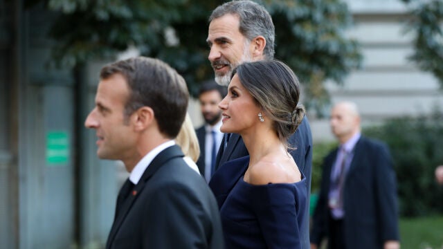 Los Reyes Felipe y Letizia junto al presidente francés, Emmanuel Macron