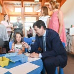Fernández Mañueco visita la Escuela de Educación Infantil de Pedrosa de Duero
