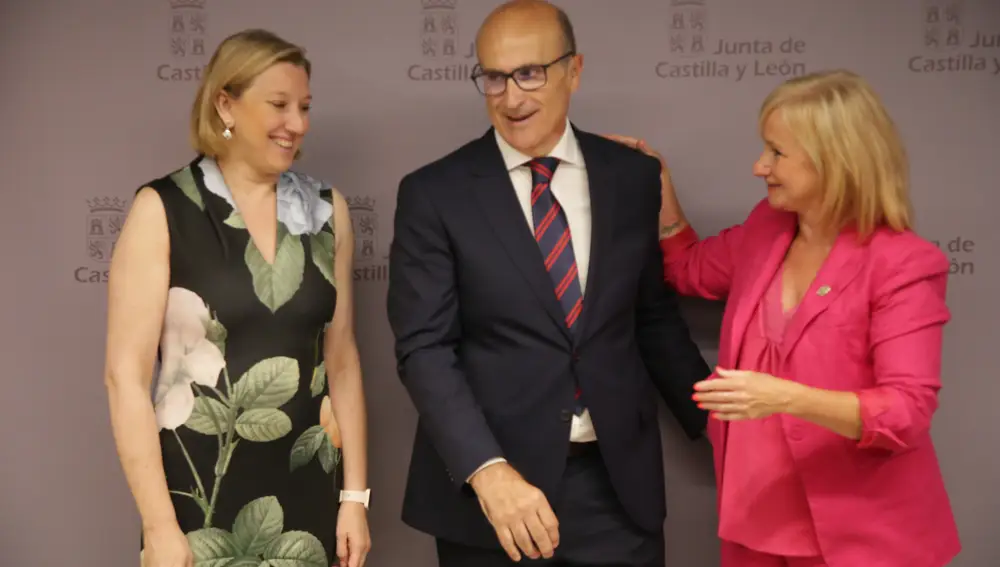 Isabel Blanco junto a Fernando Prada y Leticia García