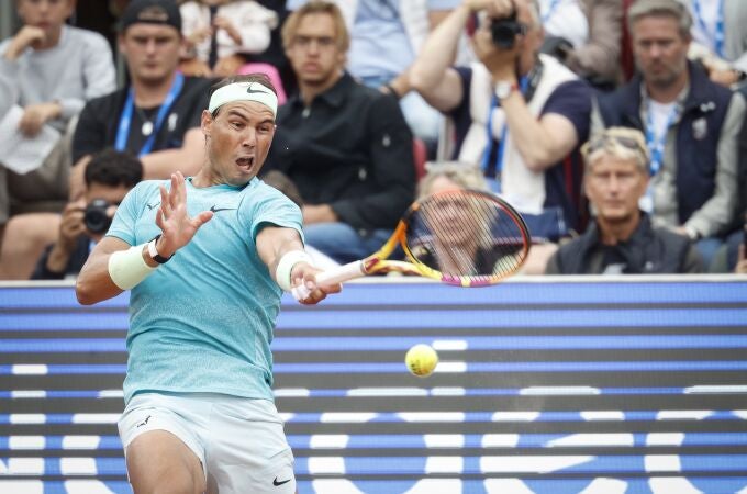 Nadal golpea con fuerza el drive en el partido ante Navone