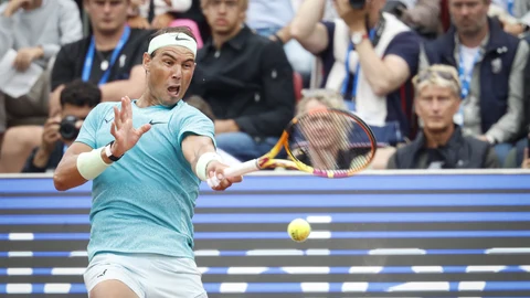 Nadal golpea con fuerza el drive en el partido ante Navone