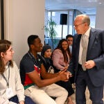 Isidro Fainé se reúne con 50 universitarios becados por la Fundación «la Caixa»
