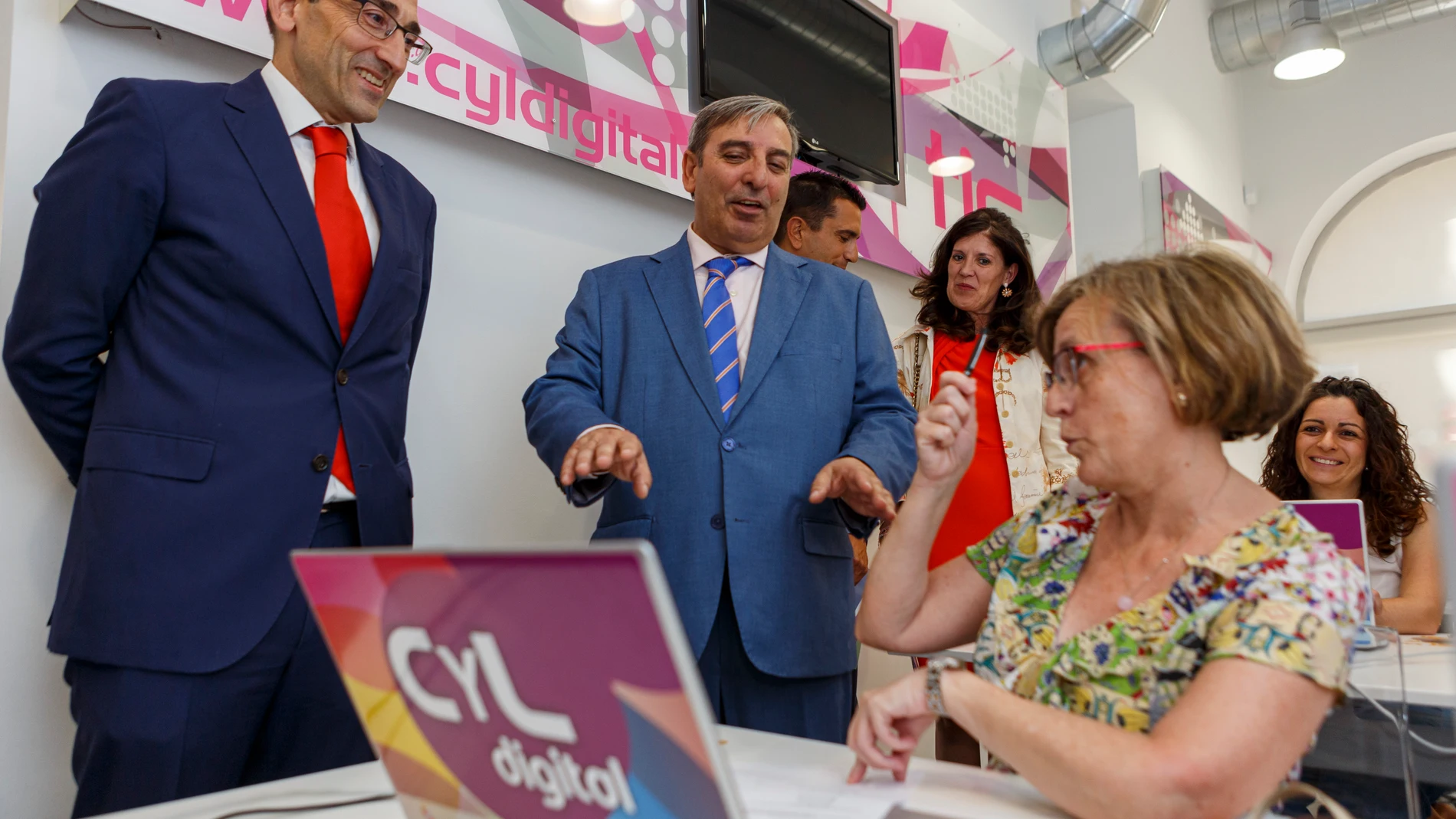 El consejero de Movilidad y Transformación Digital, José Luis Sanz junto al director territorial del Banco Santander en Castilla y León, Francisco J. Martín