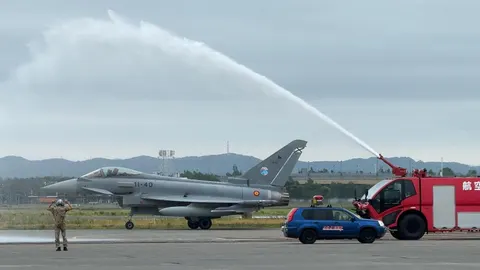 Recibimiento a un caza español en la base japonesa de Chitose