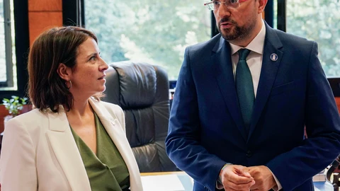 Adrián Barbón, recibe a la delegada del Gobierno en Asturias, Adriana Lastra