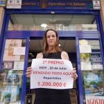 Olga Ramos, responsable de la Administración de Loterías ‘El Trébol de la Suerte’ de Valladolid, que ha vendido íntegramente el segundo premio de la Lotería Nacional