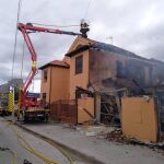Un incendio provoca daños materiales en una vivienda de dos plantas de Cacabelos (León)