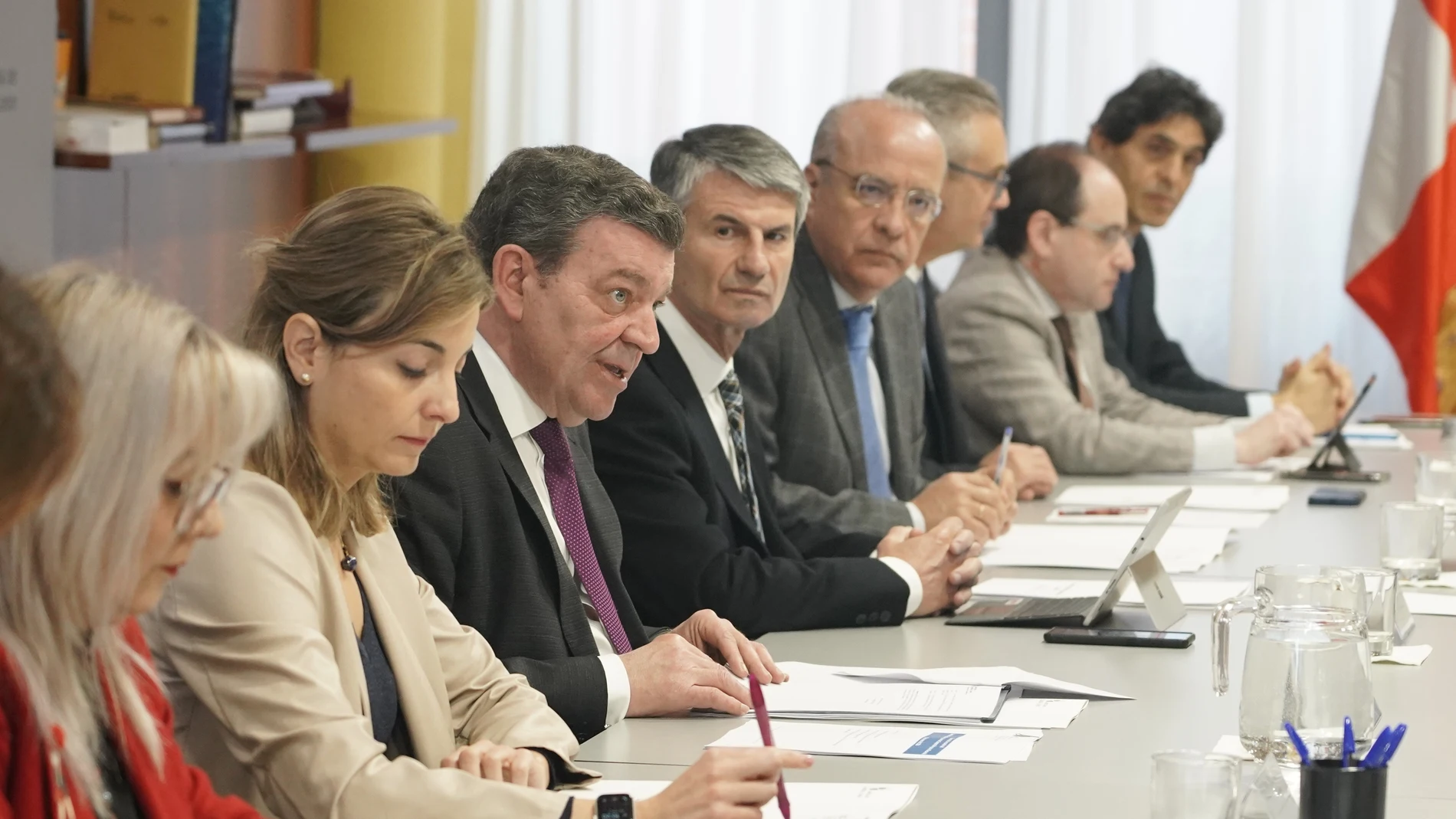 González Gago en una reunión reciente de la Mesa de Cooperación Local