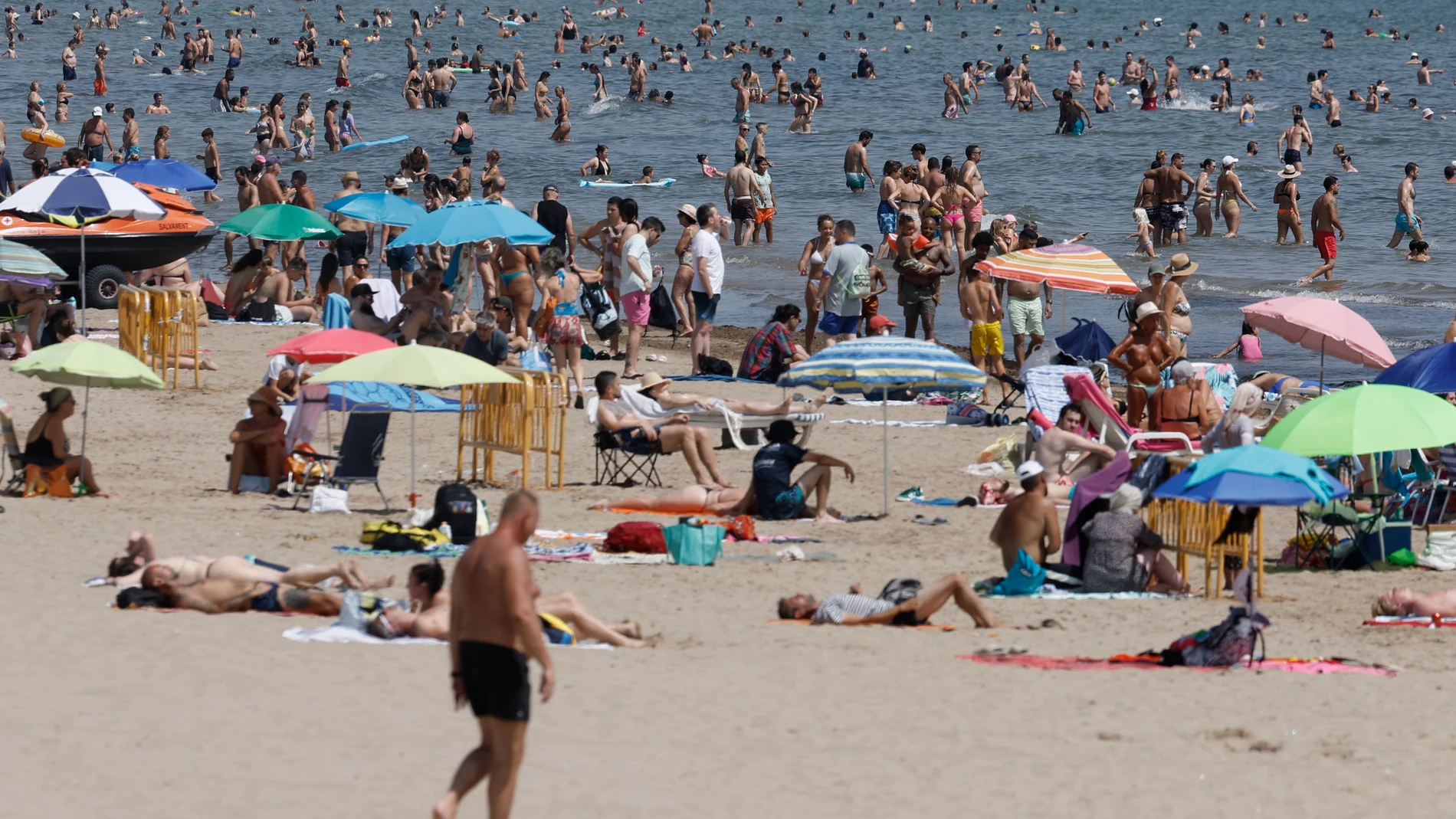 València, 20/07/2024.-Vista general de la playa de Malvarrosa este sábado en València. La Comunitat Valenciana afronta este sábado una jornada de temperaturas significativamente elevadas en las provincias de Valencia y Alicante, con valores por encima de los 40 grados en el sur de Valencia, en lo que será el "pico cálido" de la primera ola de calor del verano.-EFE/ Kai Försterling