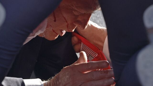 Secret Service tend to republican presidential candidate former President Donald Trump onstage at a rally on July 13, 2024 in Butler, Pennsylvania. Butler County district attorney Richard Goldinger said the shooter is dead after injuring former U.S. President Donald Trump, killing one audience member and injuring another in the shooting. Anna Moneymaker/Getty Images/AFP (Photo by Anna Moneymaker / GETTY IMAGES NORTH AMERICA / Getty Images via AFP)