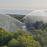 El Ayuntamiento dispara preventivamente los cañones de agua de El Saler (Valencia) por las latas temperaturas