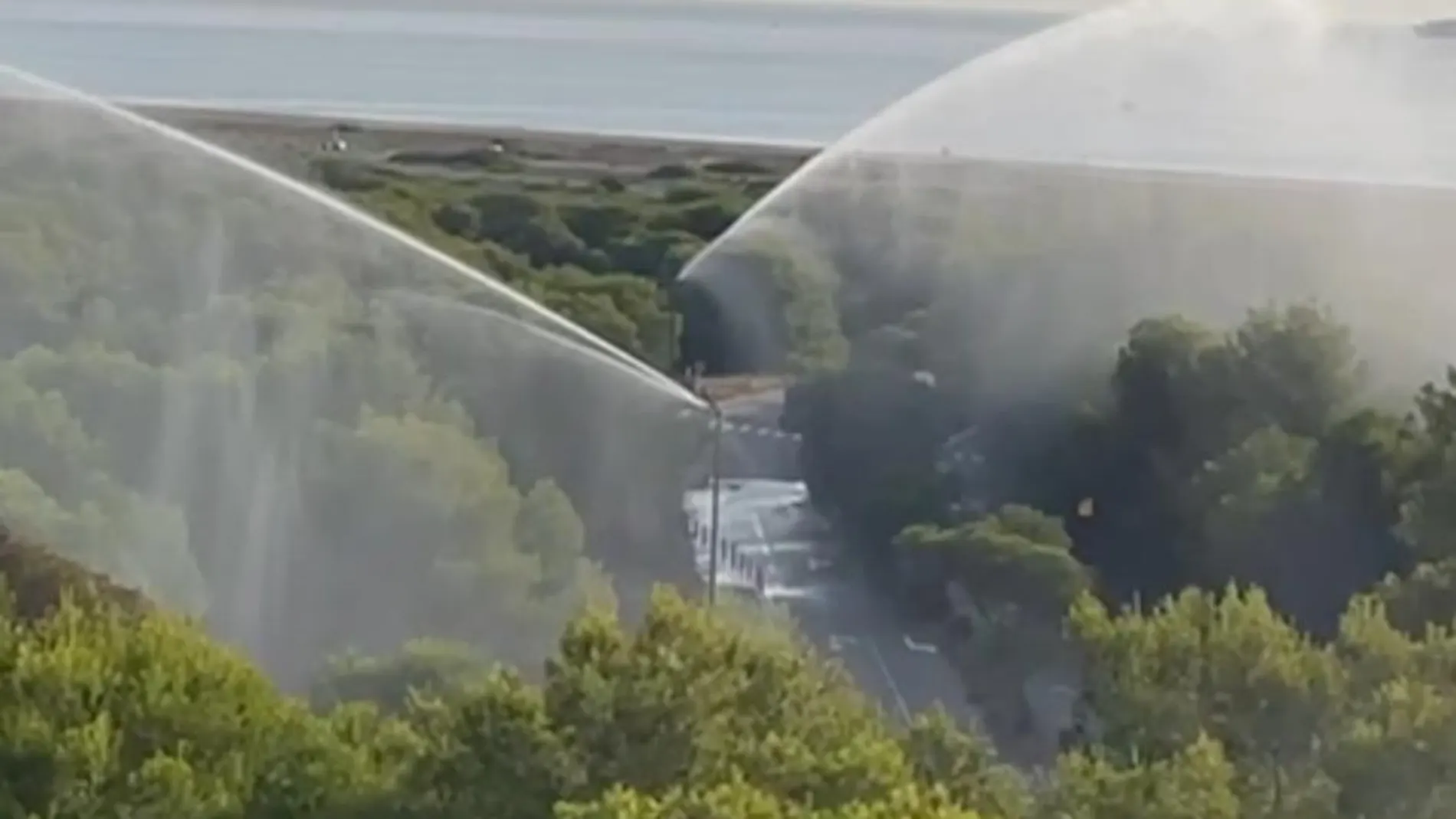 El Ayuntamiento dispara preventivamente los cañones de agua de El Saler (Valencia) por las latas temperaturas