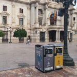 Valencia prueba papeleras que compactan la basura mediante energía solar