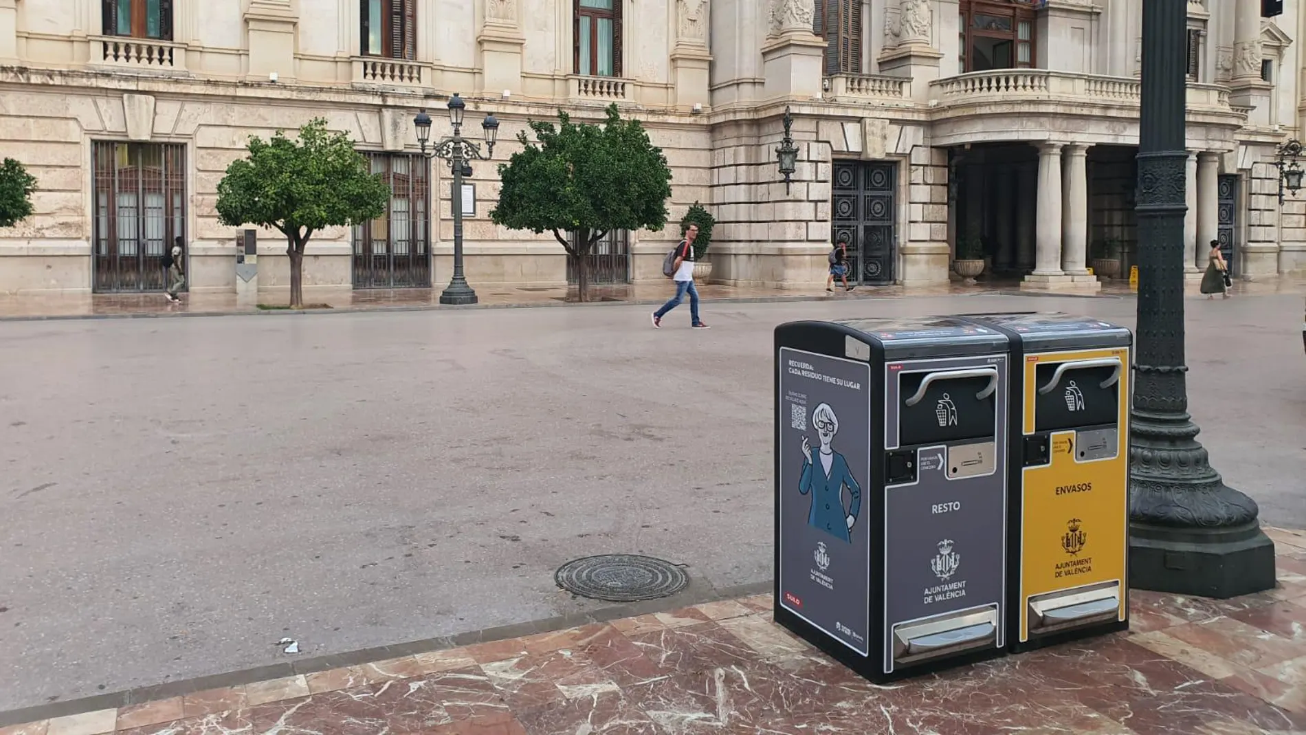 Valencia prueba papeleras que compactan la basura mediante energía solar