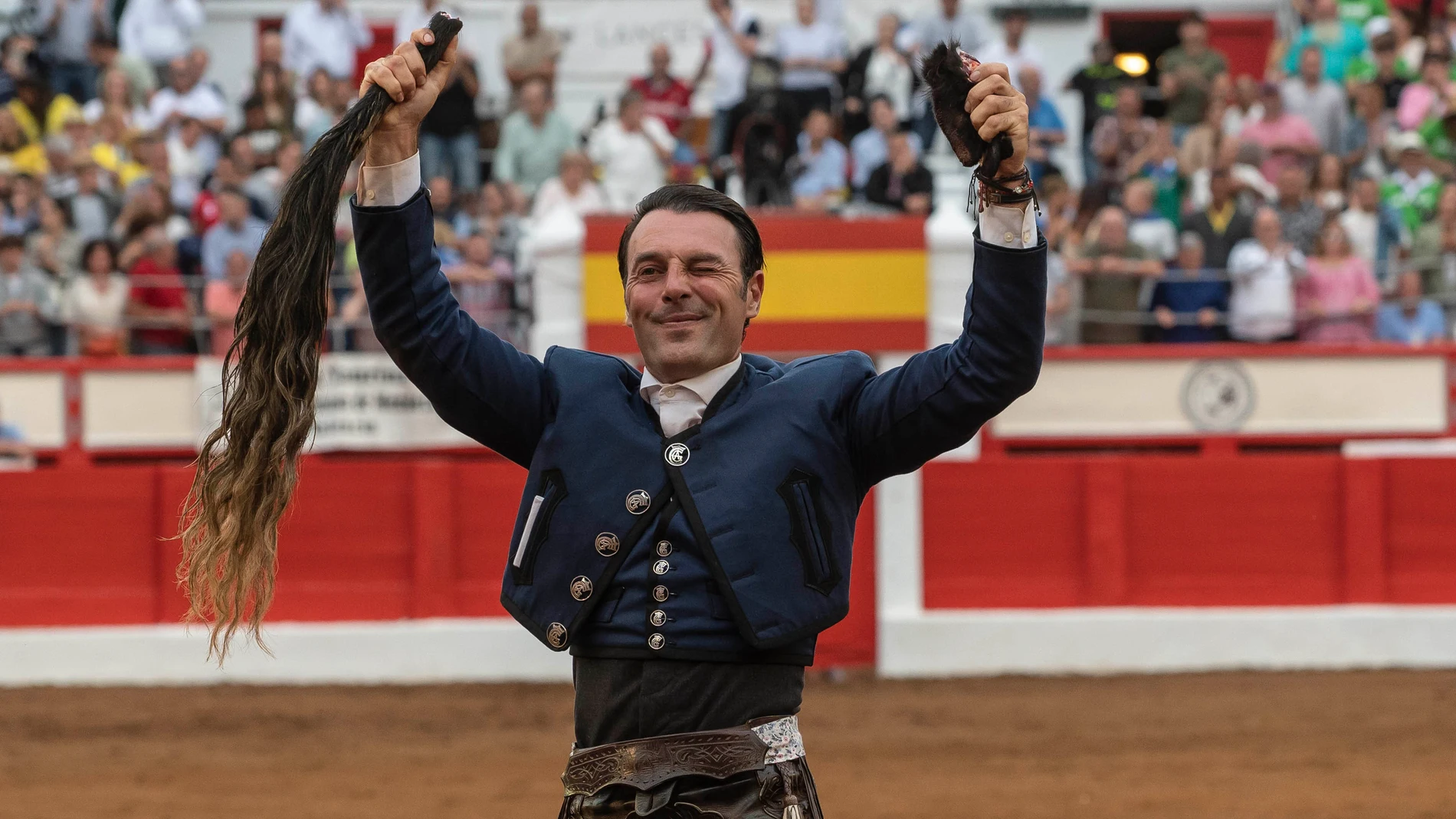 Santander (Cantabria) 21/07/2024. El rejoneador Andy Cartagena con los trofeos conseguidos durante la corrida de rejones que se ha celebrado hoy Domingo en el segundo día de la Feria de Santiago de Santander. EFE/Pedro Puente Hoyos.