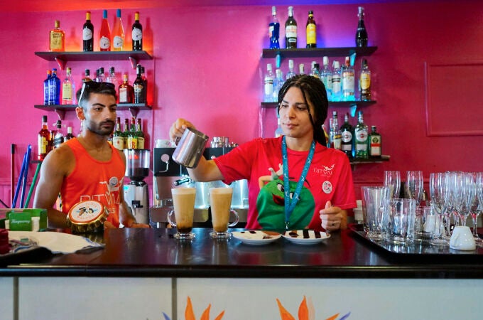 a camarera Aroha Barnés prepara un café en el Hotel Ritual de Torremolinos (Málaga)