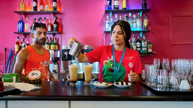 a camarera Aroha Barnés prepara un café en el Hotel Ritual de Torremolinos (Málaga)