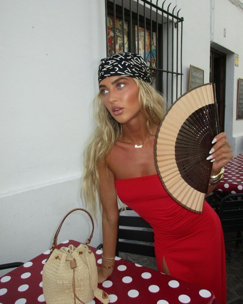 Si eres rubia, este es el color que debes invadir tu fondo de armario de verano.