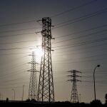 Economía/Energía.- El precio de la luz prosigue a la baja y cae un 40% este domingo, hasta los 30,4 euros/MWh