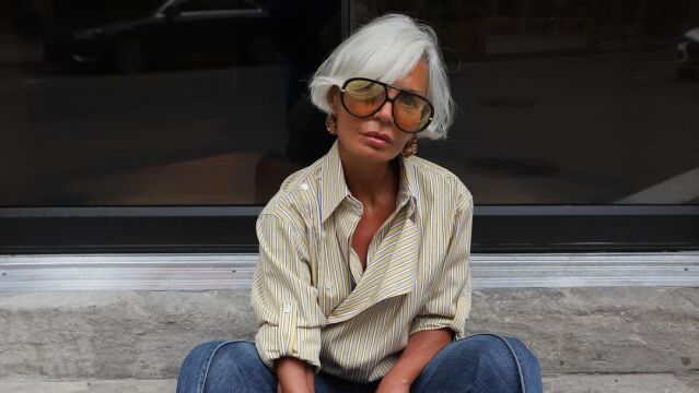 Cómo rejuvenecer un look de oficina en julio para las mujeres de 40 y 50 años.