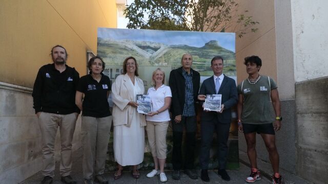 Borja Suárez y Ángeles Armisén, junto a los representantes del Geoparque