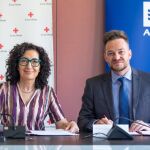 Un momento de la firma del acuerdo de Agbar y Cruz Roja Española 
