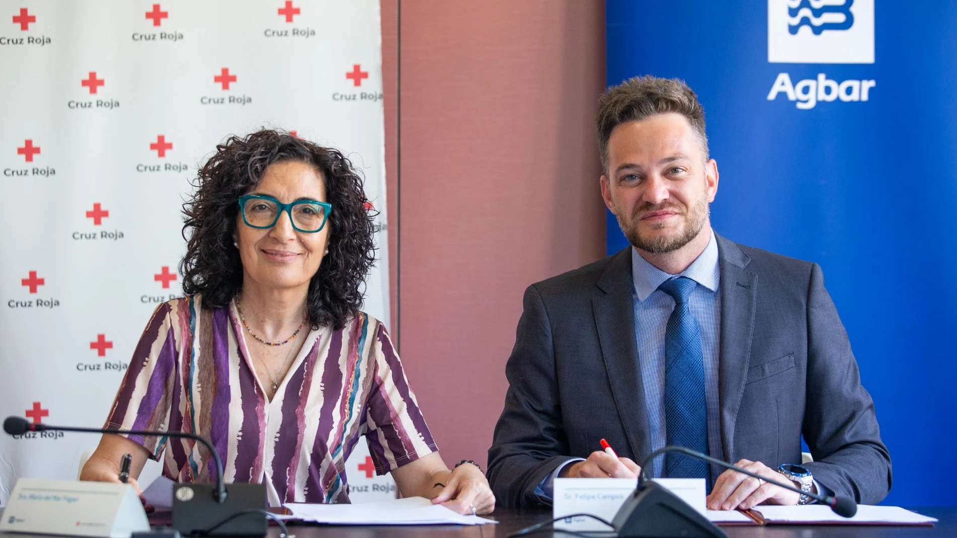 Un momento de la firma del acuerdo de Agbar y Cruz Roja Española
