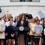 Kamala Harris habla desde el jardín sur de la Casa Blanca en Washington durante un evento con atletas universitarios de la NCAA.