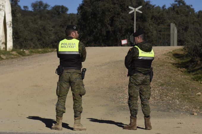 Dos militares en Cerro Muriano (Córdoba)