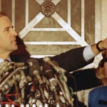 Joe Biden durante una rueda de prensa en el Capitolio junto a su mujer Jill en 1987