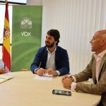 El nuevo portavoz del Grupo Vox en las Cortes, Juan García-Gallardo, conversa con los portavoces adjuntos Carlos Menéndez y David Hierro 