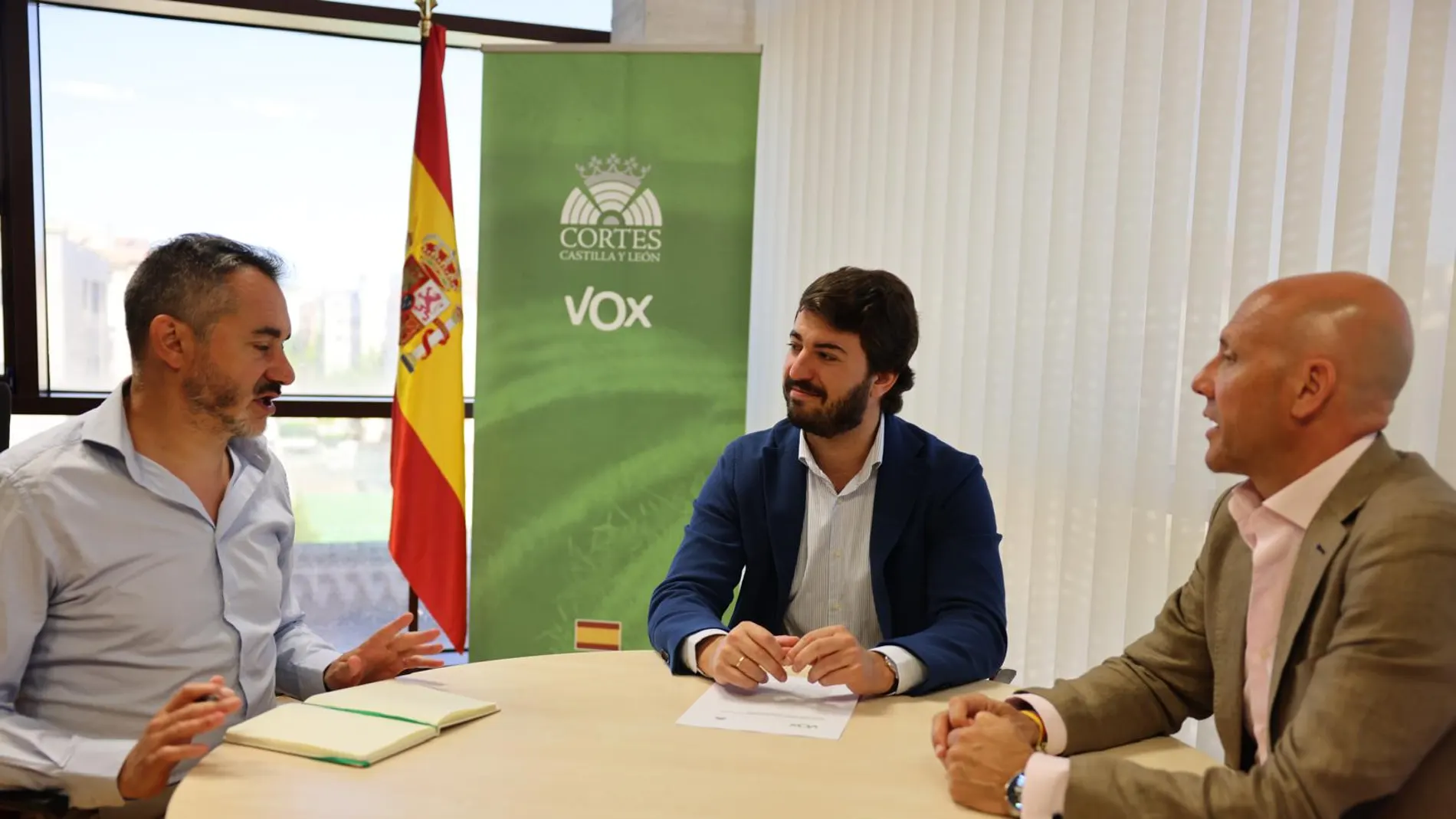 El nuevo portavoz del Grupo Vox en las Cortes, Juan García-Gallardo, conversa con los portavoces adjuntos Carlos Menéndez y David Hierro