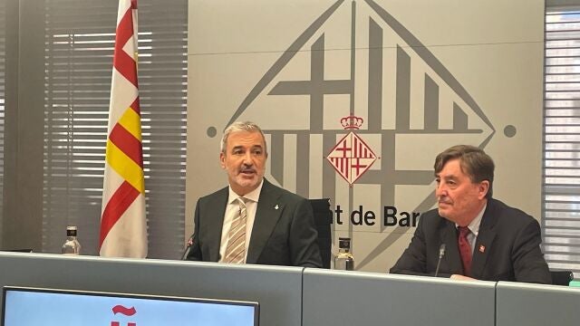 El alcalde de Barcelona, Jaume Collboni, y el director del Instituto Cervantes, Luis García Montero, en una rueda de prensa en el Ayuntamiento de Barcelona.