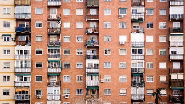 Fachada de un edificio de pisos en España