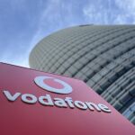 Economía.- Vodafone vende por 1.300 millones otro 10% de Oak Holdings a GIP y KKR dentro del acuerdo por Vantage Towers