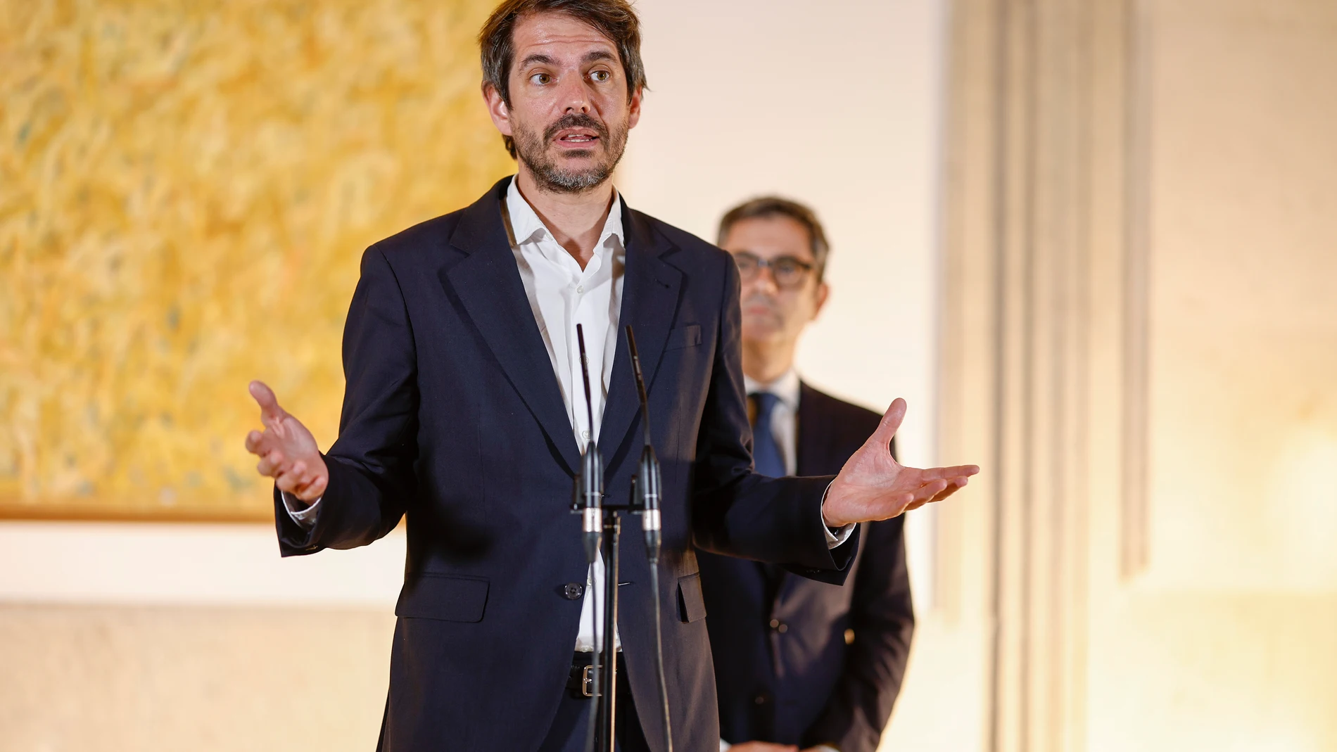 MADRID, 22/07/2024.- El ministro de la Presidencia, Félix Bolaños (d), y el de Cultura, Ernest Urtasun (i), ofrecen una rueda de prensa tras una ronda de conversaciones con los grupos parlamentarios en Madrid, que tienen como objetivo negociar las medidas del plan de regeneración democrática anunciado por el presidente del Gobierno, Pedro Sánchez, y están centradas sobre todo en buscar más transparencia en los medios de comunicación pero que abordan con el rechazo inicial de la oposición y mu...