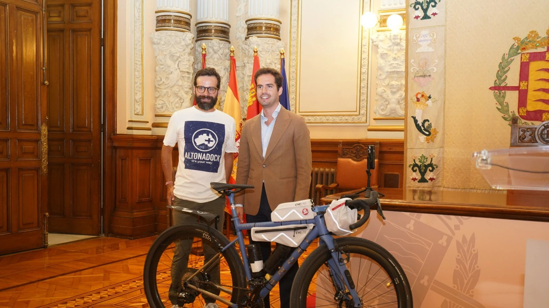 El concejal de Personas Mayores, Familia y Servicios Sociales, Rodrigo Nieto, y Sergio Santo presentan la iniciativa