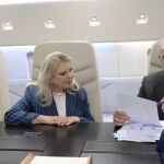 El primer ministro israelí, Benjamin Netanyahu, y su esposa, Sara, en el avión de camino a Washington