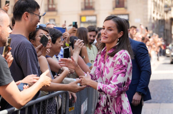 La Reina Letizia en Barcelona con vestido de Carolina Herrera. 