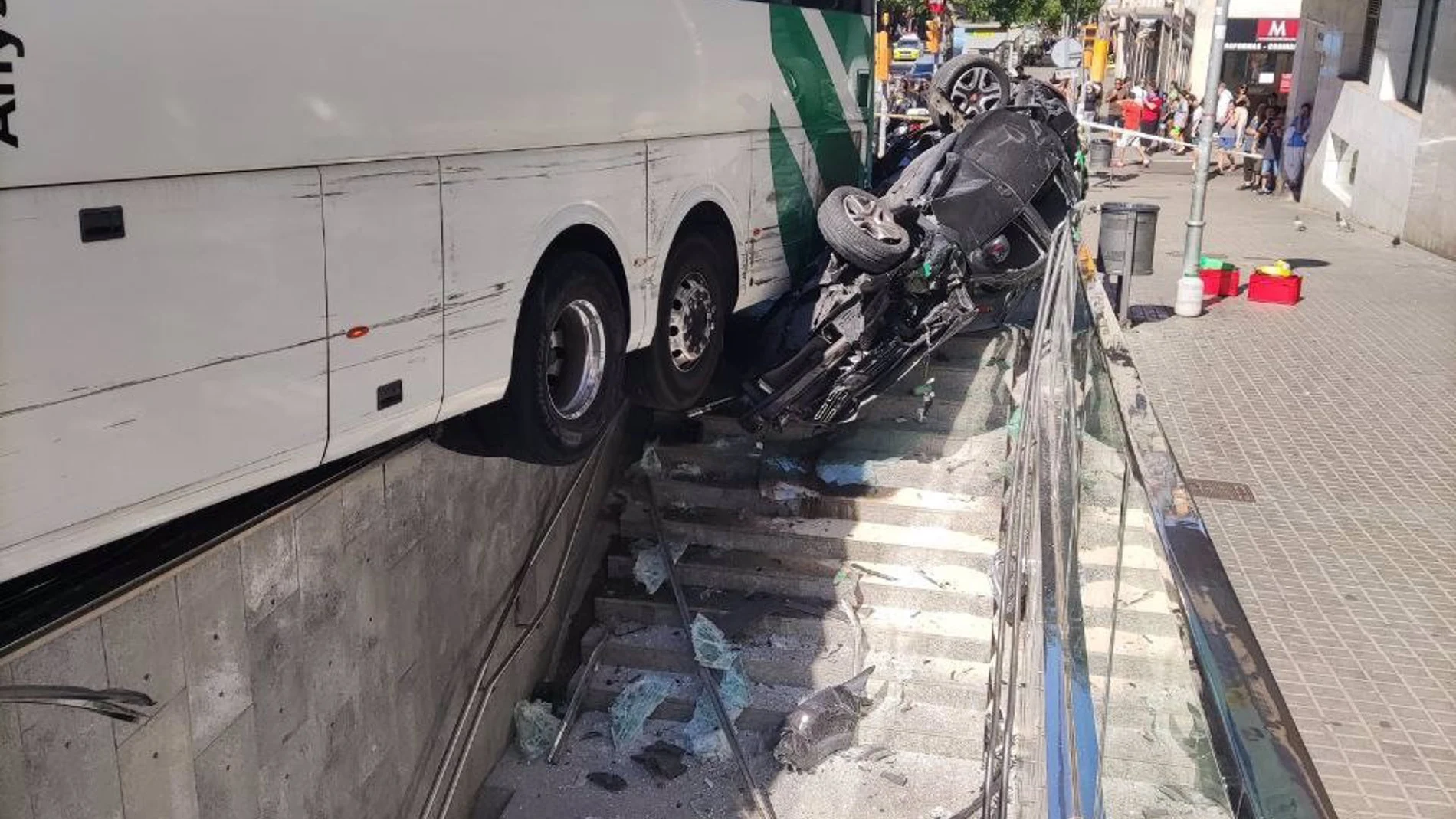 El accidente afectó la entrada de una estación de Metro