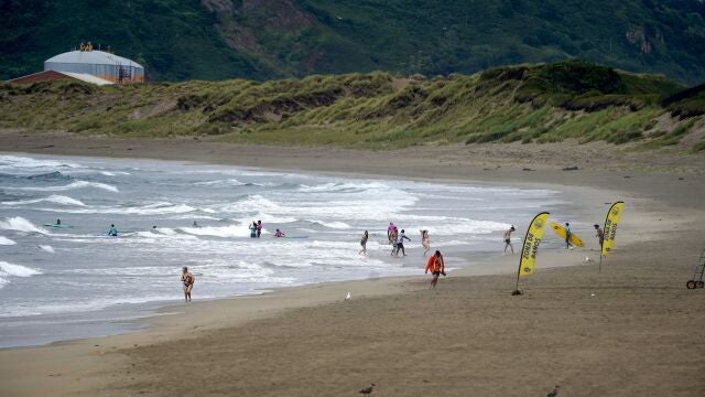 Salinas, 20/07/2024.- Imagen de la playa de San Juan de Nieva en la localidad asturiana de Salinas. La Agencia Estatal de Meteorología (Aemet) prevé para hoy sábado en Asturias cielos nubosos, que tenderán a abrir claros, lluvias débiles y chubascos. EFE/Paco Paredes.