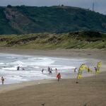 Salinas, 20/07/2024.- Imagen de la playa de San Juan de Nieva en la localidad asturiana de Salinas. La Agencia Estatal de Meteorología (Aemet) prevé para hoy sábado en Asturias cielos nubosos, que tenderán a abrir claros, lluvias débiles y chubascos. EFE/Paco Paredes.