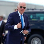Joe Biden antes de embarcar en el 'Air Force One' este martes en Dover (Delaware), desde donde regresa a Washington